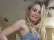 Junge Blonde mädchen zeigt sich auf Periscope